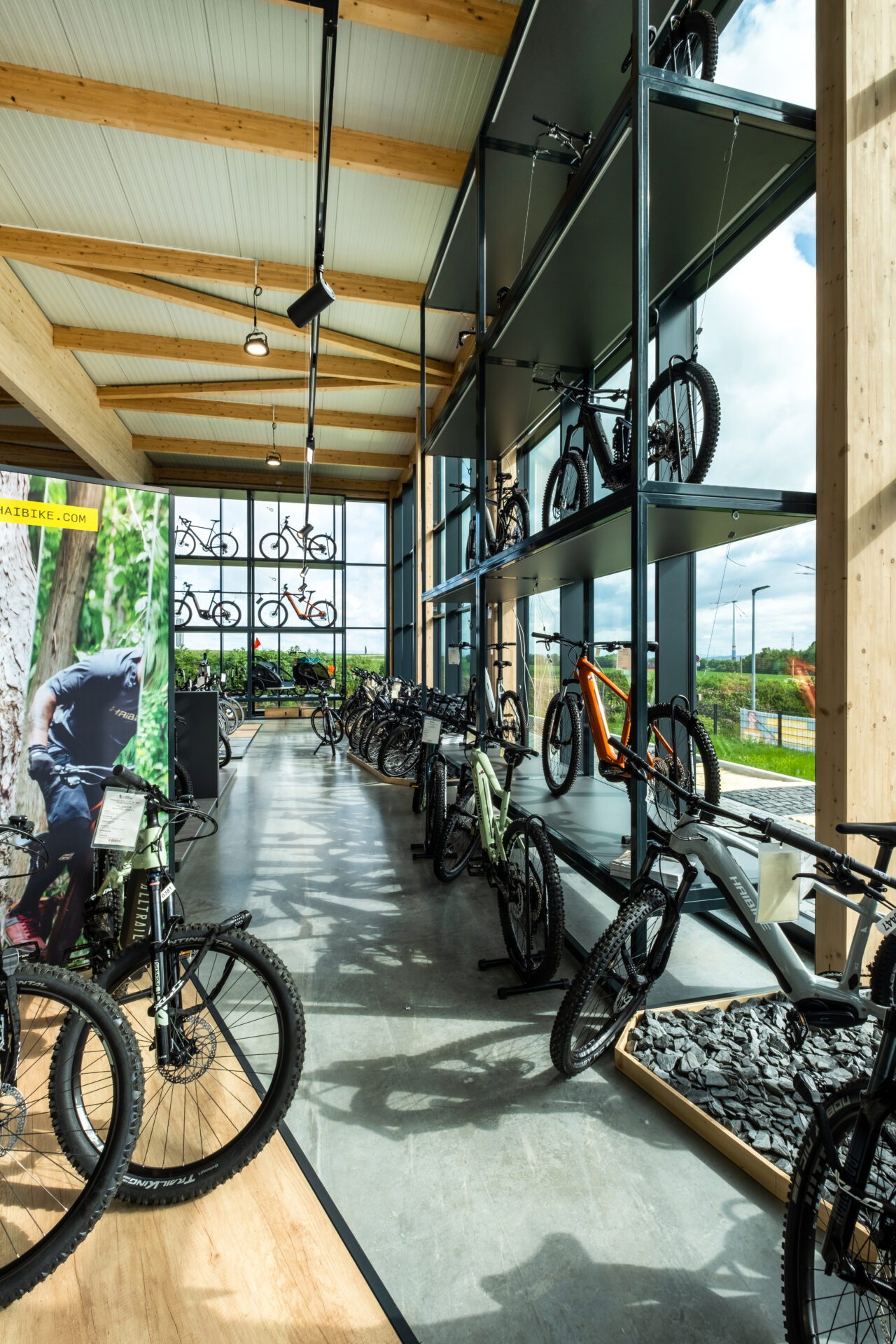 Schaufenster-Inszenierung Bike Planet: Fahrräder in gestaffelter Höhe als Eye-Catcher zur Passanten-Aktivierung.