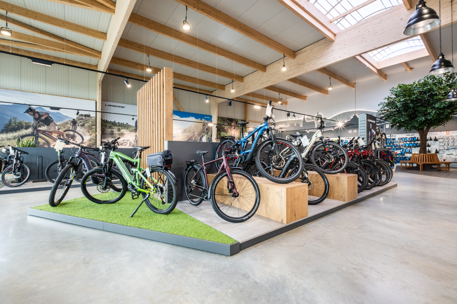 Immersive Fahrrad-Ausstellung: Erlebnis-Zonierung mit urbaner Grafik zur Förderung der Markenbindung.