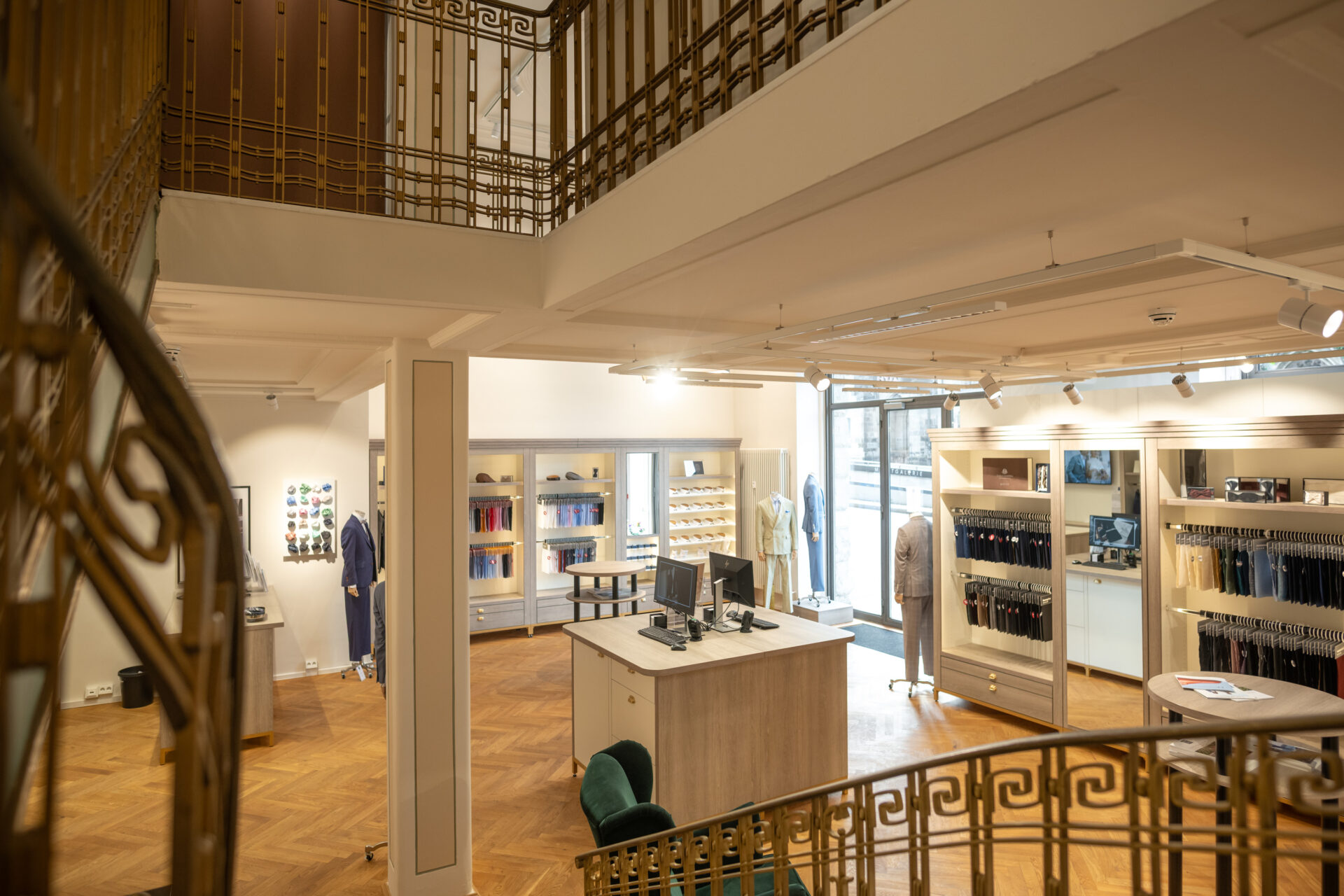 Blick von Treppe auf Denkmalschutz-Gebäude: Elegante, maßgefertigte Holzschränke und Beleuchtung für luxuriösen Innenausbau.
