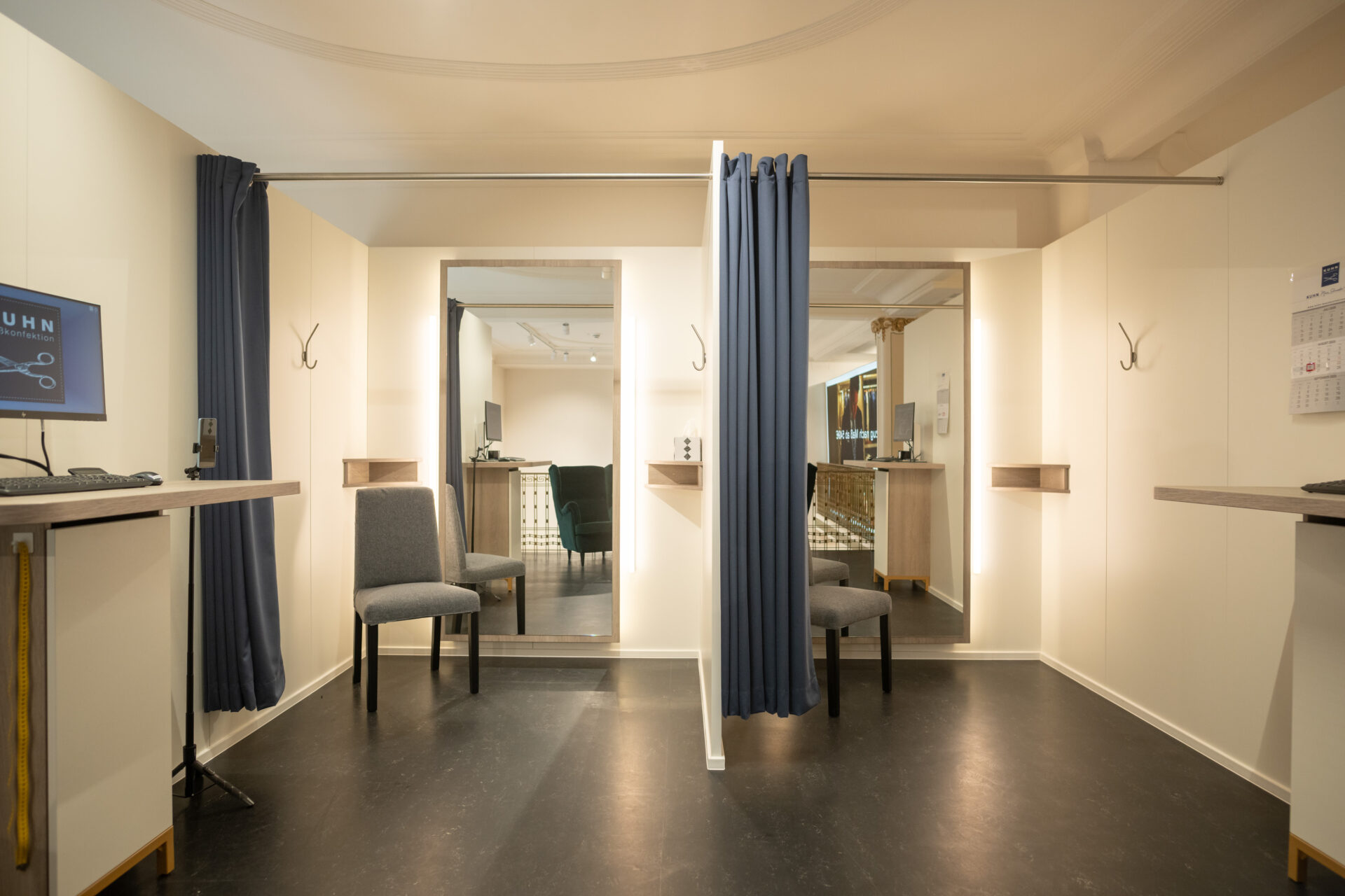 Geräumige Anprobezonen Luxus-Ladenbau Kuhn Maßkonfektion: Design fördert Kaufentscheidung und Exklusivität.